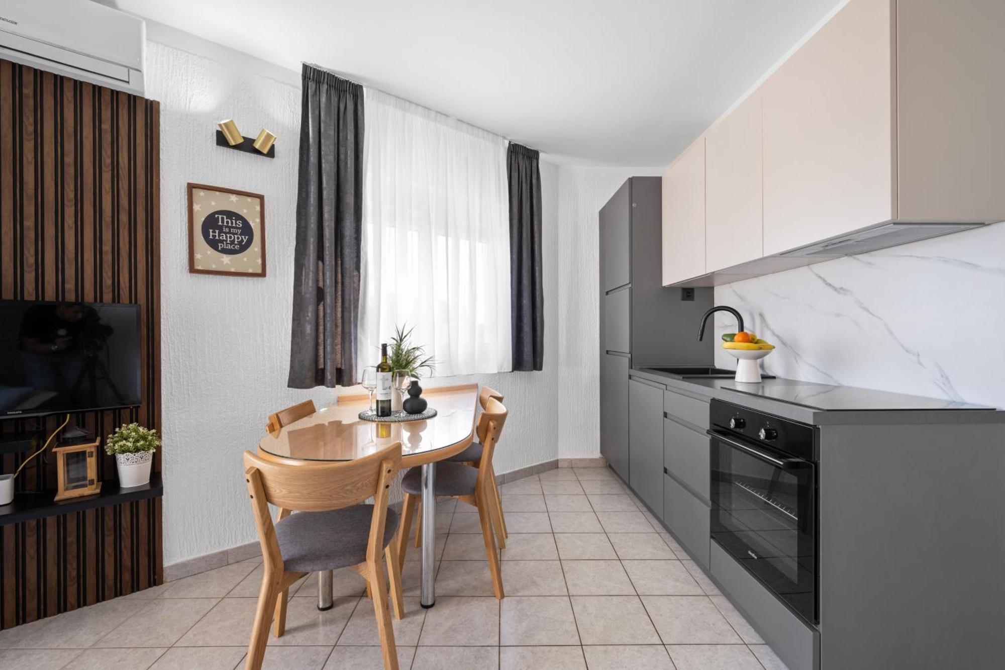 Aquarius Apartments - Beachside With Heated Pool Vodice Bilik gambar