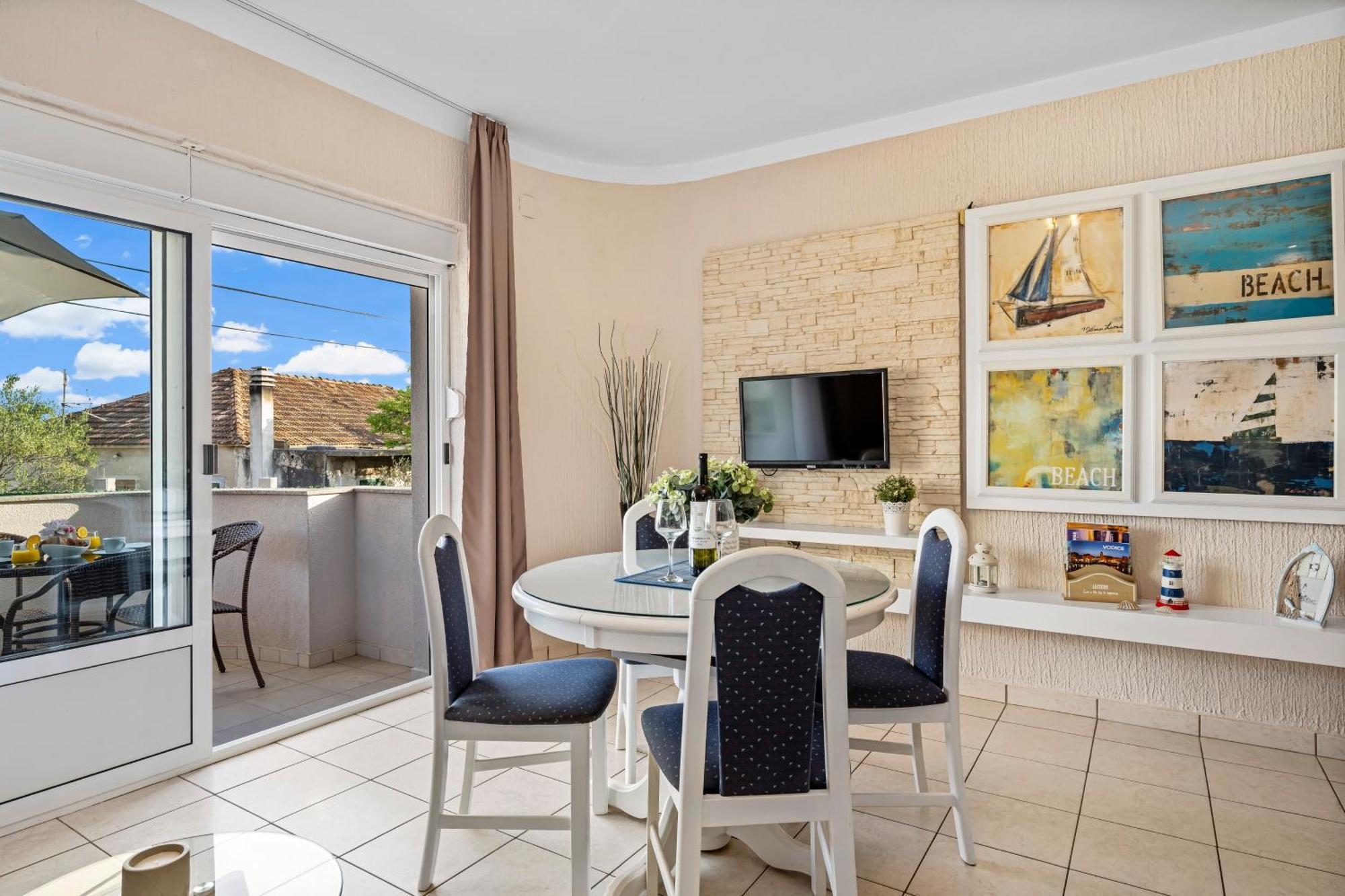 Aquarius Apartments - Beachside With Heated Pool Vodice Bilik gambar