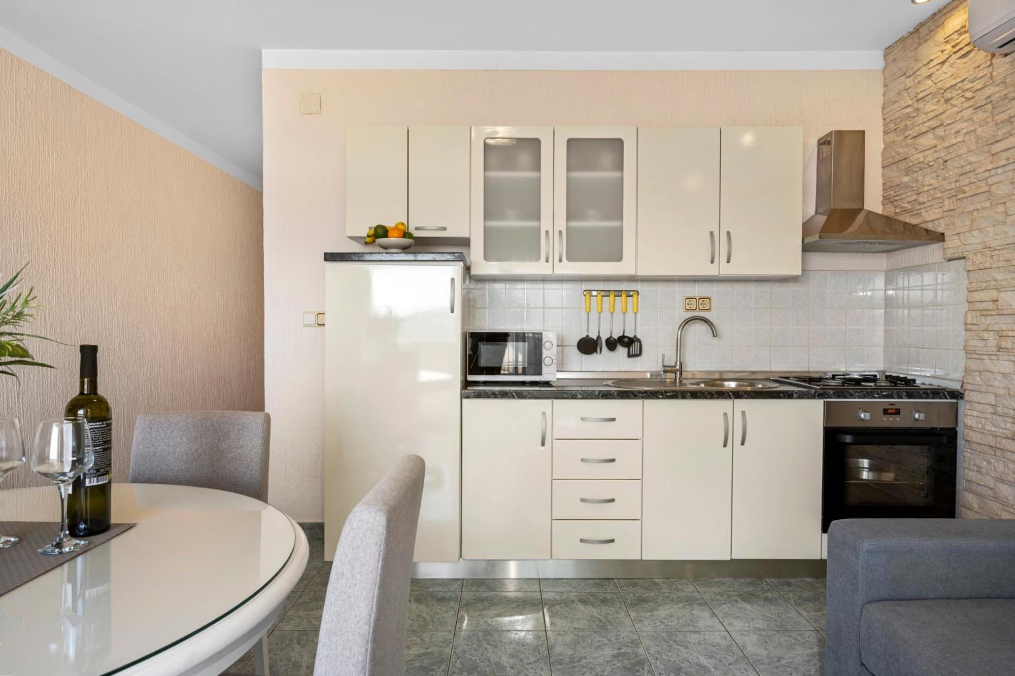 Aquarius Apartments - Beachside With Heated Pool Vodice Bilik gambar