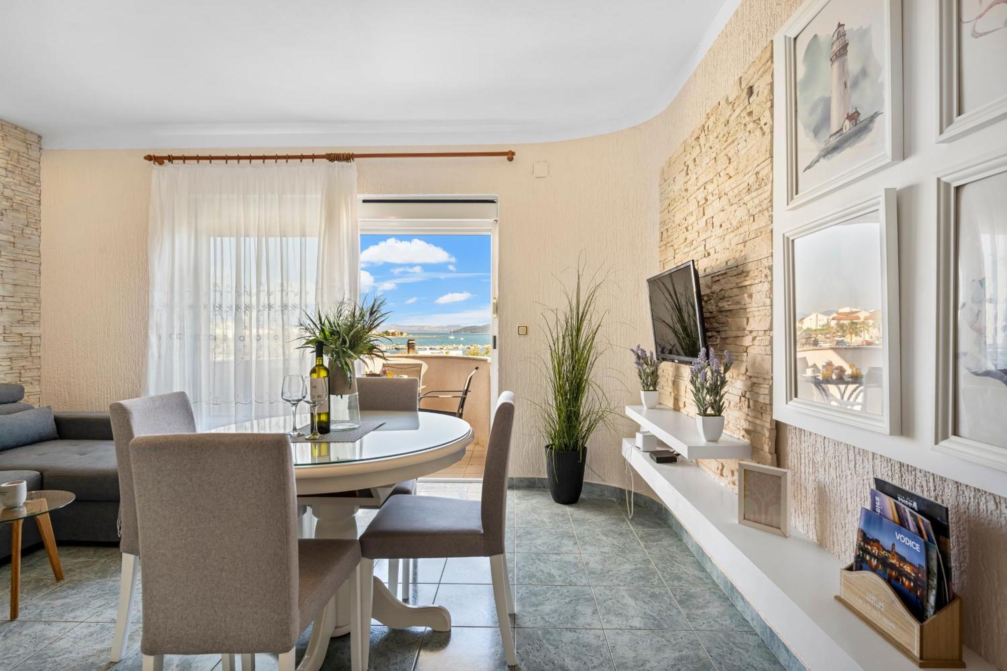 Aquarius Apartments - Beachside With Heated Pool Vodice Bilik gambar