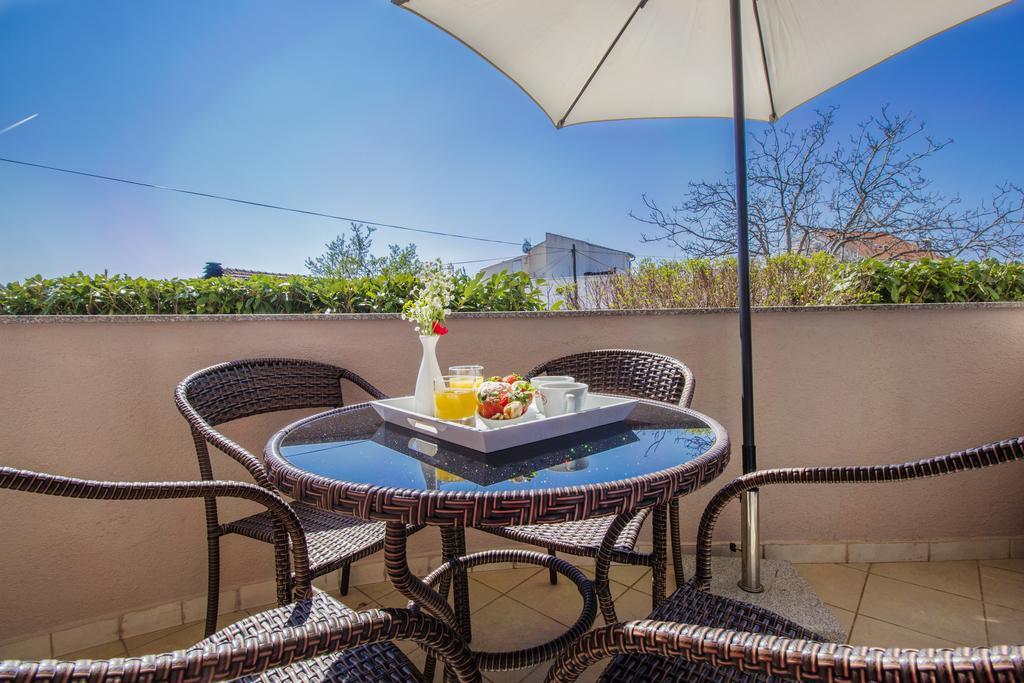 Aquarius Apartments - Beachside With Heated Pool Vodice Luaran gambar